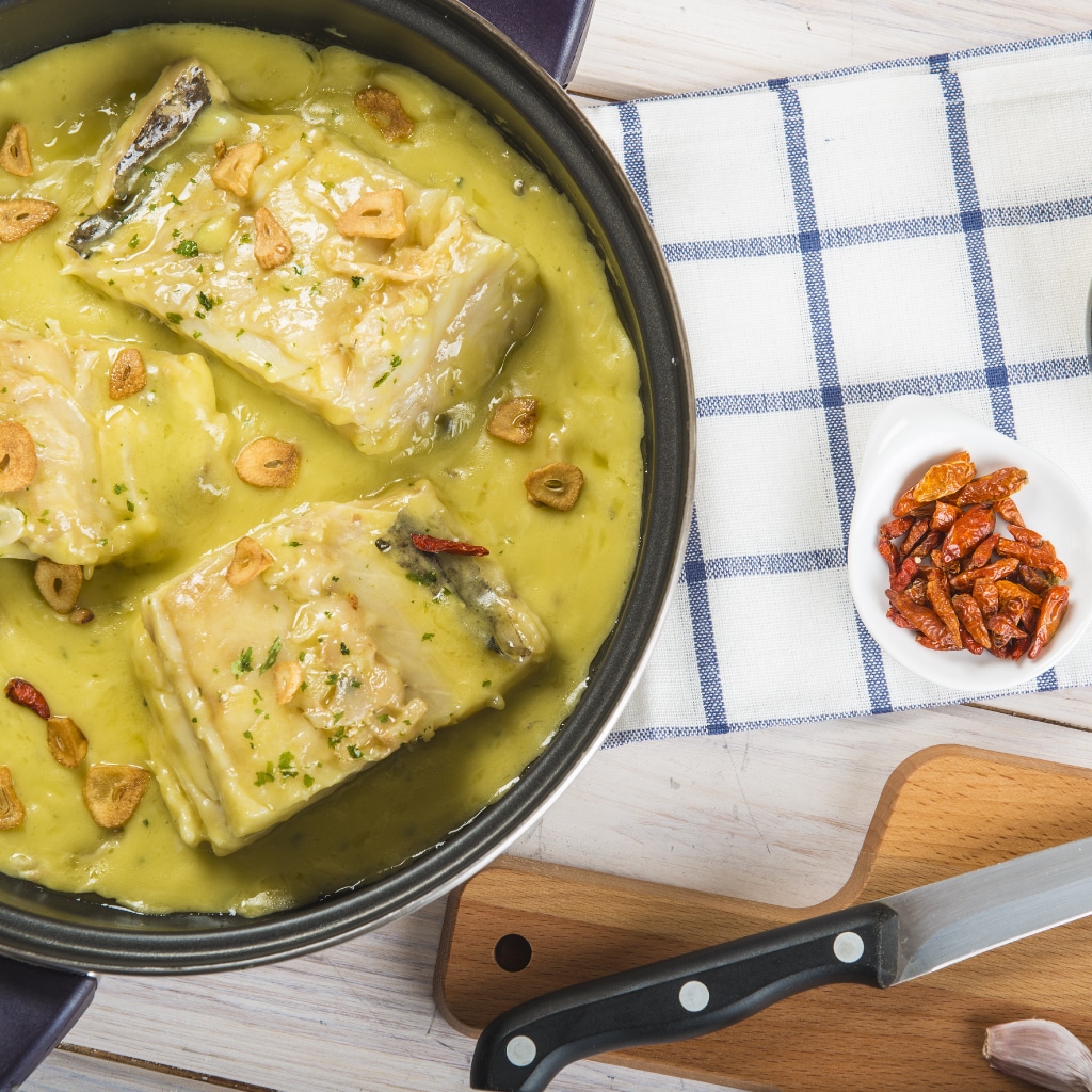 Filete de corvina con salsa de ajo rostizado Filete de corvina con salsa de ajo rostizado